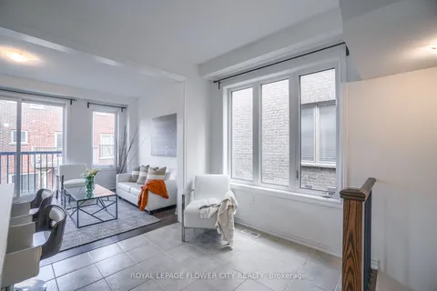 14 Faye St, Brampton, ON L6P 4M9
