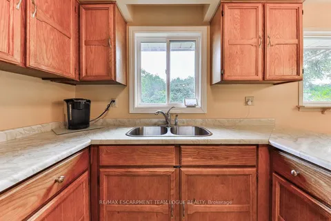 2185 Blackburn Crt, Burlington, ON L7P 4B3