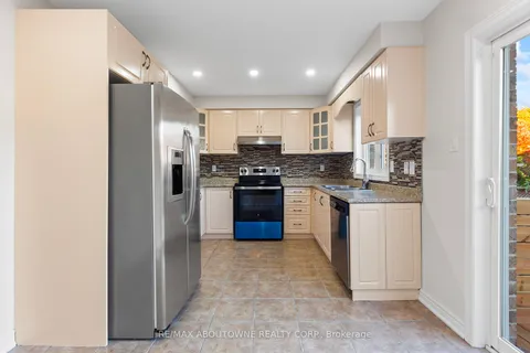 1122 Hickory Hollow Glen, Mississauga, ON L5W 1Z8
