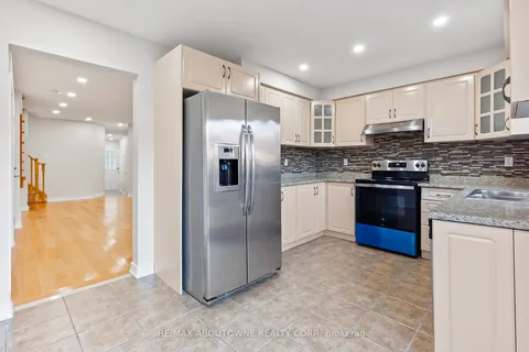 1122 Hickory Hollow Glen, Mississauga, ON L5W 1Z8