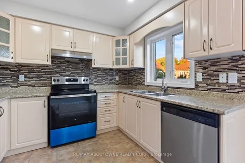 1122 Hickory Hollow Glen, Mississauga, ON L5W 1Z8