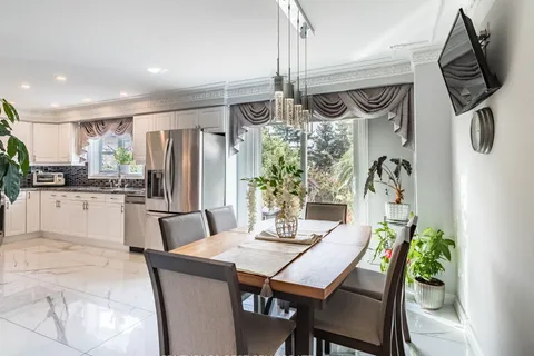 4172 Rayfield Crt, Mississauga, ON L4Z 1E7