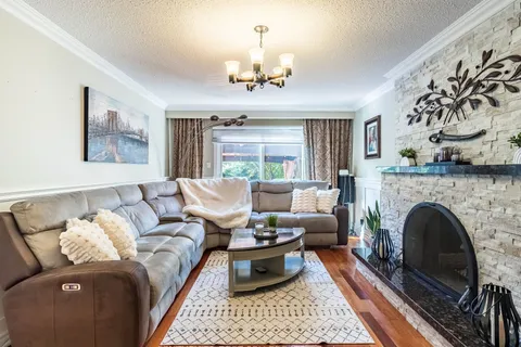 4172 Rayfield Crt, Mississauga, ON L4Z 1E7