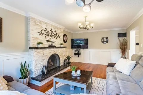 4172 Rayfield Crt, Mississauga, ON L4Z 1E7