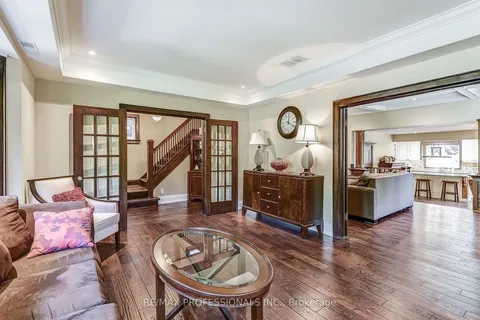 45 Meadowvale Dr, Toronto, ON M8Y 2P1