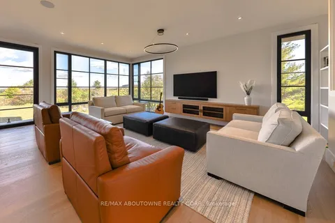 6583 Twiss Rd, Burlington, ON L7P 0B3