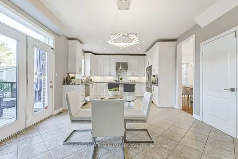 2475 Whitehorn Dr, Burlington, ON L7L 7M7