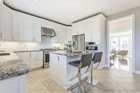 2475 Whitehorn Dr, Burlington, ON L7L 7M7