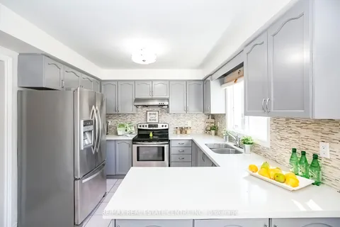 5256 Castlefield Dr, Mississauga, ON L5V 1T4
