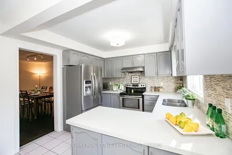 5256 Castlefield Dr, Mississauga, ON L5V 1T4