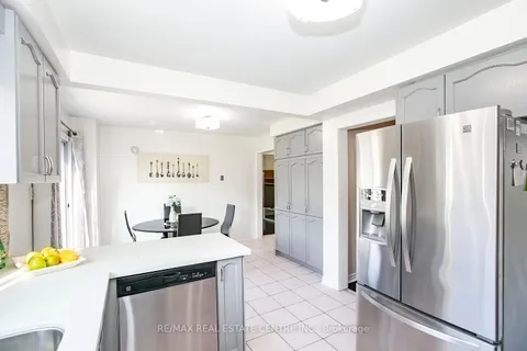5256 Castlefield Dr, Mississauga, ON L5V 1T4