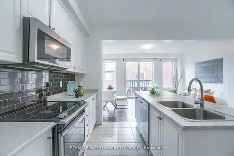14 Faye St, Brampton, ON L6P 4M9