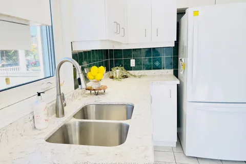 2439 Bankside Dr, Mississauga, ON L5M 6E6