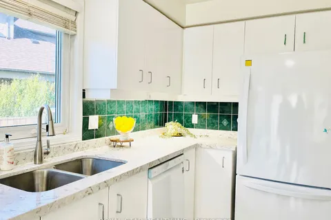 2439 Bankside Dr, Mississauga, ON L5M 6E6