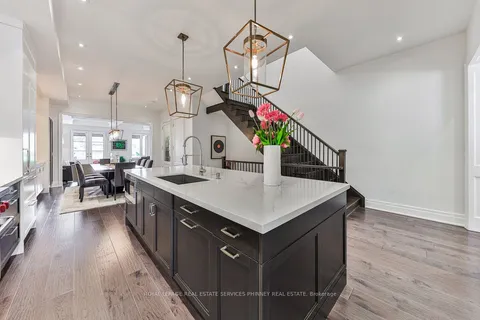 116 Maurice Dr, Oakville, ON L6K 2W7