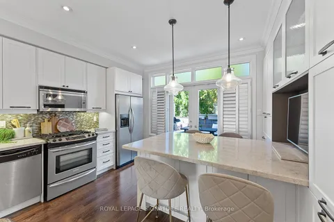 76 Lobo Mews, Toronto, ON M8Z 0B1