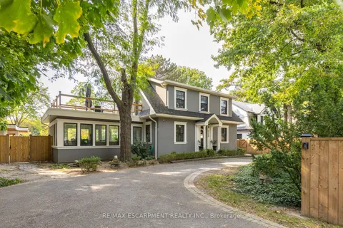 416 Trafalgar Rd, Oakville, ON L6J 3H7