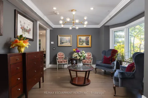 416 Trafalgar Rd, Oakville, ON L6J 3H7
