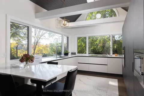 416 Trafalgar Rd, Oakville, ON L6J 3H7