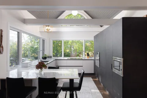 416 Trafalgar Rd, Oakville, ON L6J 3H7