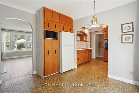 584 Lorne St, Burlington, ON L7R 2T6