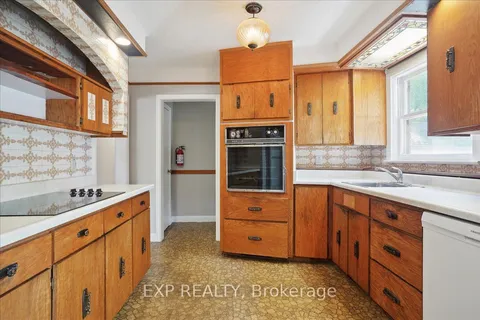 584 Lorne St, Burlington, ON L7R 2T6