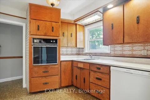 584 Lorne St, Burlington, ON L7R 2T6