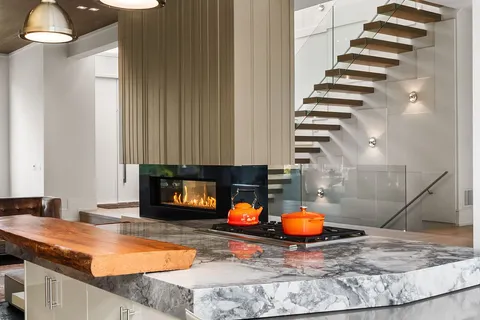 67 Lake Promenade, Toronto, ON M8W 1A2