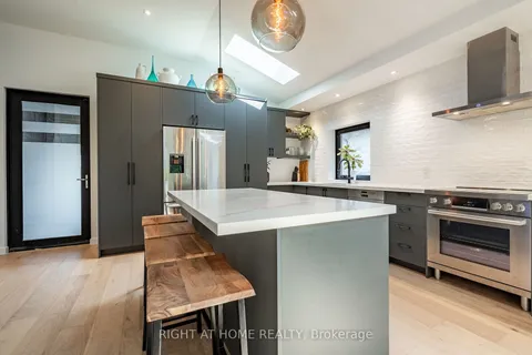 914 Hampton Cres, Mississauga, ON L5G 4G3