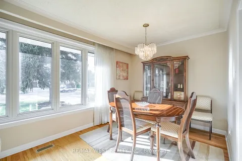 330 Rathburn Rd, Toronto, ON M9B 2M1