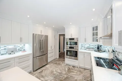 10 Grand Oaks Crt, Brampton, ON L6Z 3K7