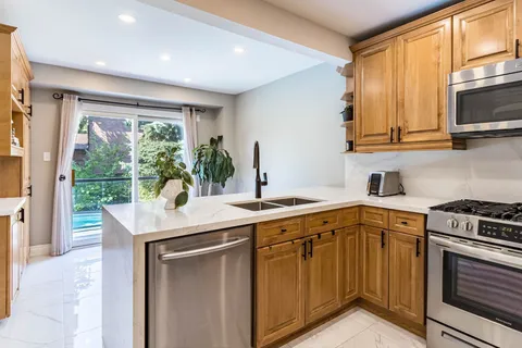 195 Romain Cres, Oakville, ON L6H 5A5