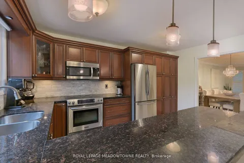 4320 Shelby Cres, Mississauga, ON L4W 3T3