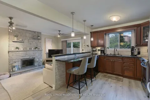 4320 Shelby Cres, Mississauga, ON L4W 3T3