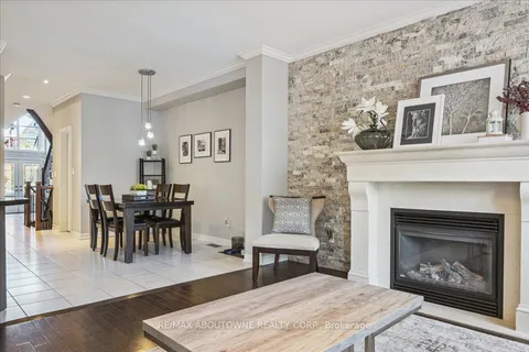 2324 Wuthering Heights Way, Oakville, ON L6M 0E8