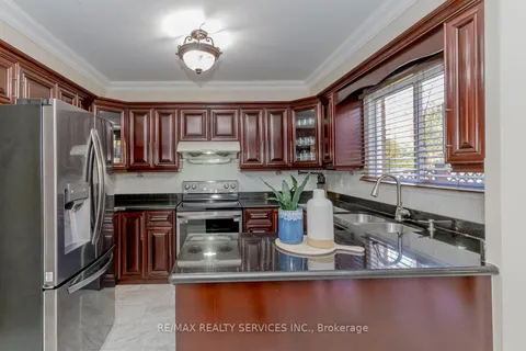 1617 Bristol Rd, Mississauga, ON L5M 4B6