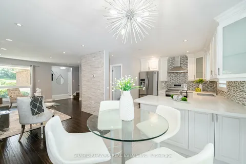 4359 Sawmill Valley Dr, Mississauga, ON L5L 3L3