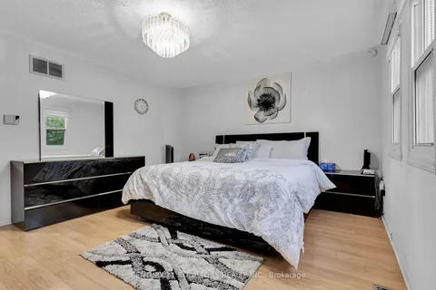 2526 Willowburne Dr, Mississauga, ON L5M 5E9