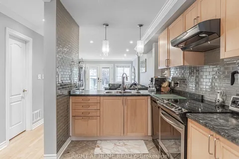 45 Rutland St, Toronto, ON M6N 5G1