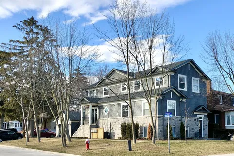31 Oakwood Ave, Mississauga, ON L5G 3L9