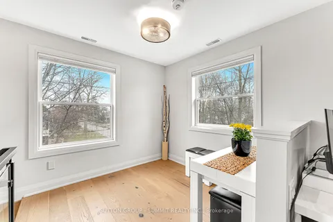 31 Oakwood Ave, Mississauga, ON L5G 3L9