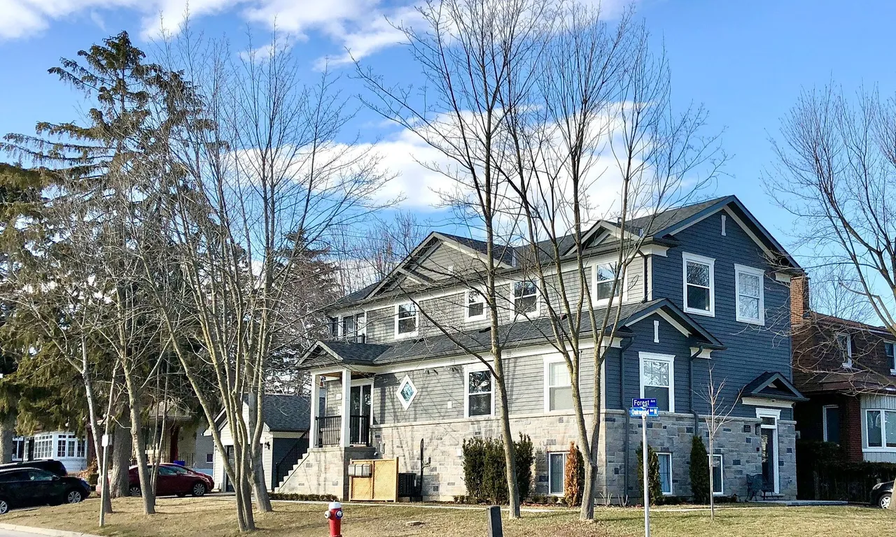 31 Oakwood Ave, Mississauga, ON L5G 3L9
