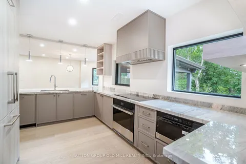 324 Riverside Dr, Toronto, ON M6S 4B2