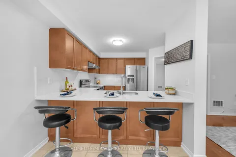 8 Delport Clse, Brampton, ON L6P 3T3