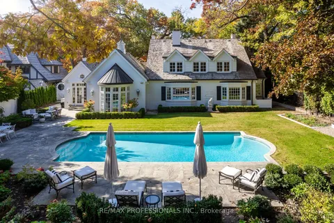 11 Kingsway Cres, Toronto, ON M8X 2P9