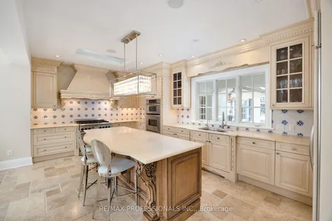 11 Kingsway Cres, Toronto, ON M8X 2P9