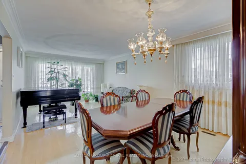 2 Romfield Dr, Toronto, ON M3J 1K1