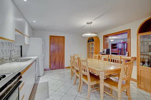 2 Romfield Dr, Toronto, ON M3J 1K1