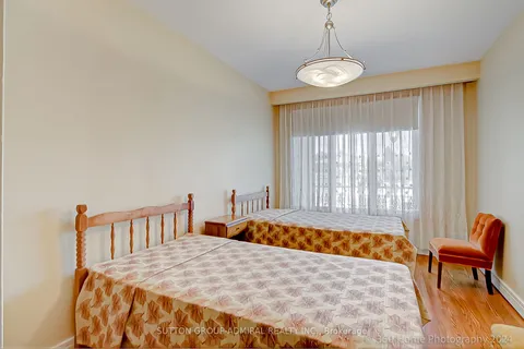 2 Romfield Dr, Toronto, ON M3J 1K1