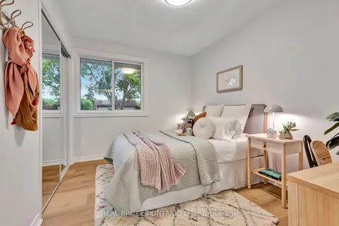 330 Duncombe Dr, Burlington, ON L7L 4M1